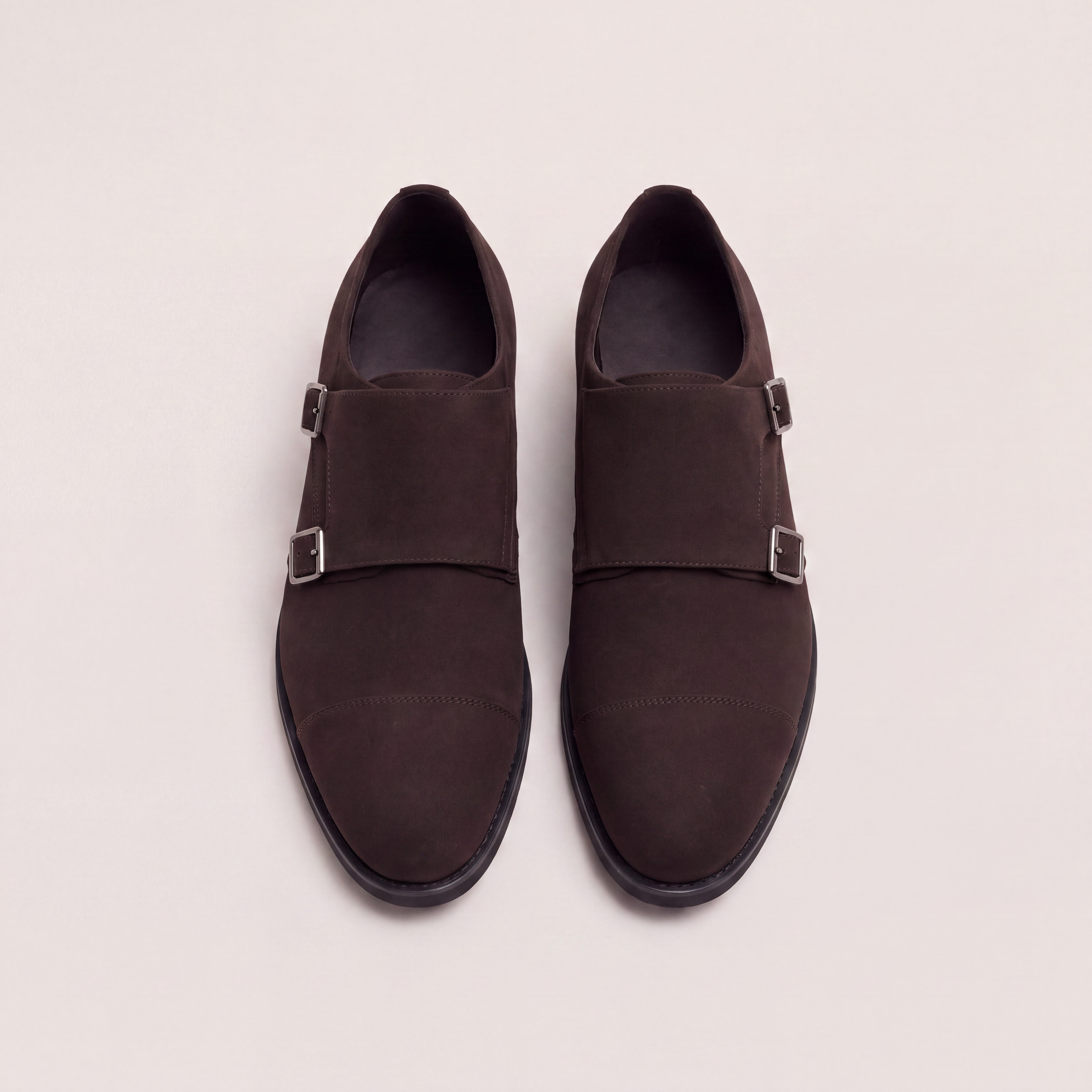 Zapato de vestir marrón con hebillas