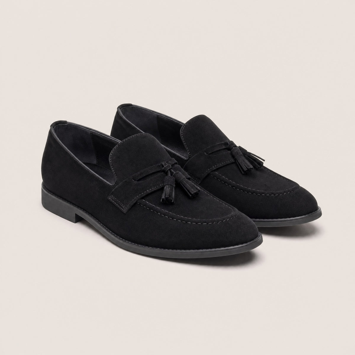 Mocasin negro con borlas de vestir