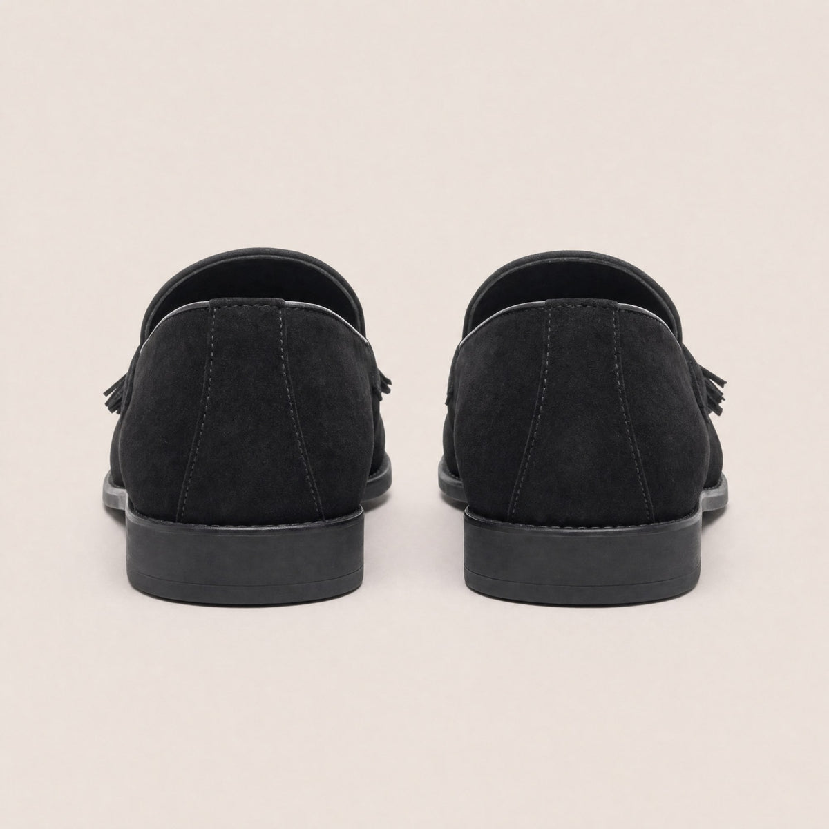 Mocasin negro con borlas de vestir