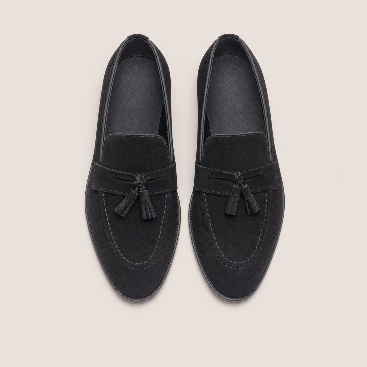 Mocasin negro con borlas de vestir