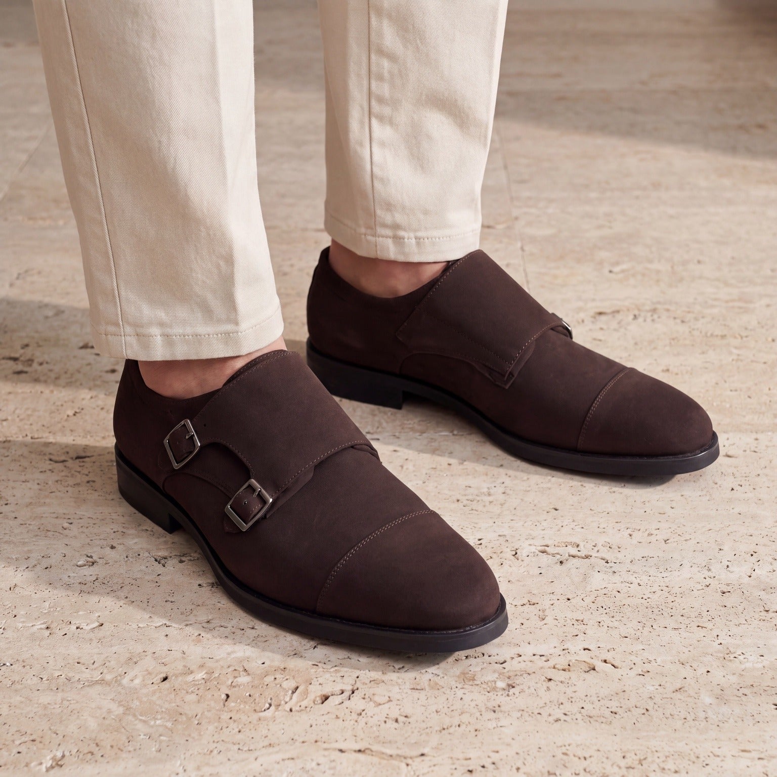 Zapato de vestir marrón con hebillas
