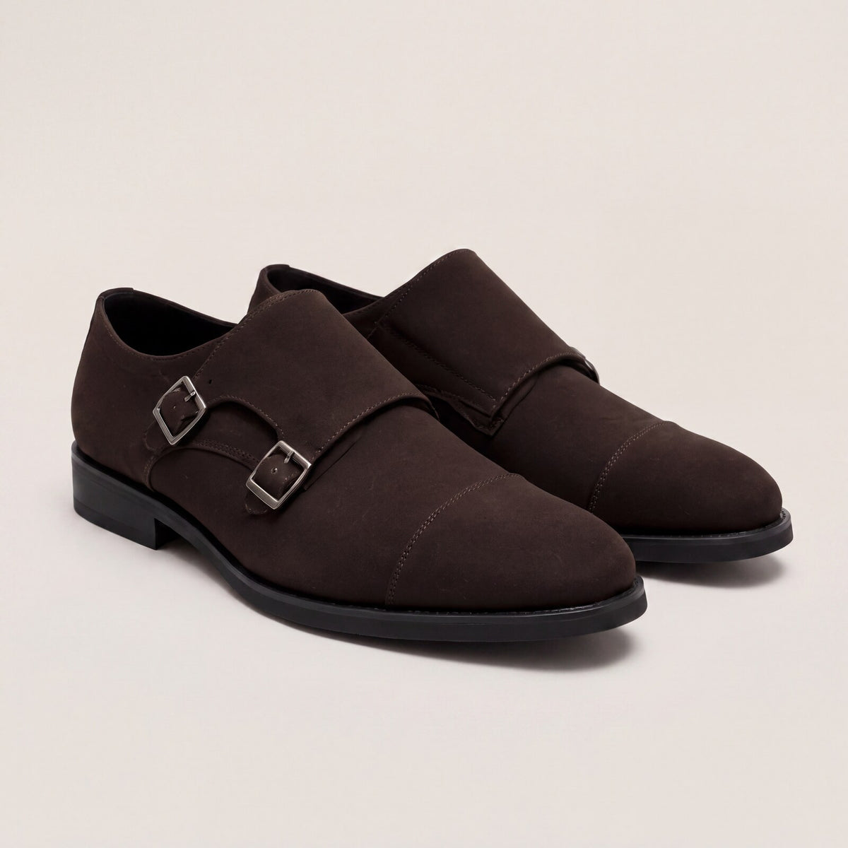 Zapato de vestir marrón con hebillas