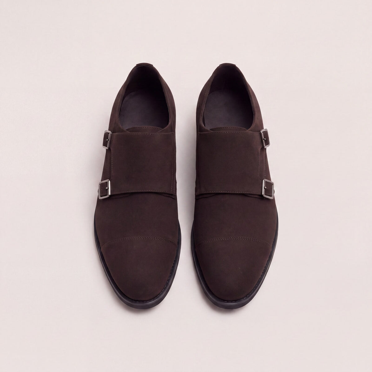 Zapato de vestir marrón con hebillas